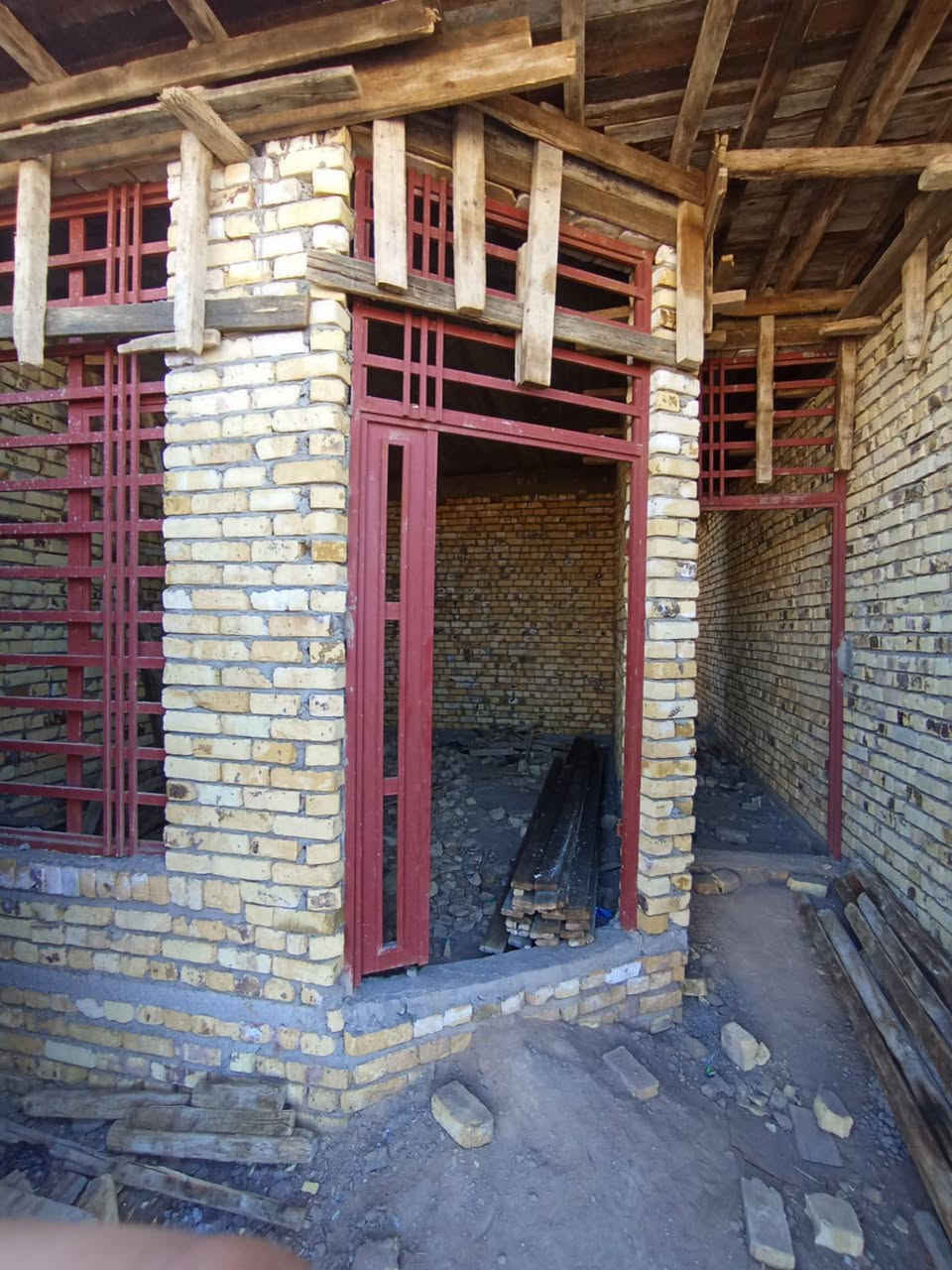 مشتمل هيكل مسقف بالسفحة الثانية بناء جديد قرب شارع امحمد الوائلي ابصف شارع ٢٠ قرب الخدمات طابو صرف تحويل ثاني يوم  السعر على الخاص للاستفسار والاتصال *********** اتصل ودلل موجودة بس اتصال
