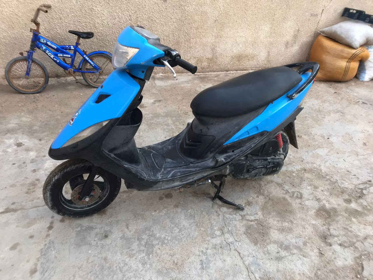 دراجة ماكس عدلة للبيع
دراجه ماكس عدله كلشي شغال هندر سلف ضويات زنون اشاير بوشه 55 شلعه ومعدل الدراجه نضيفه كلشي ما بيها تعال وافحص مكاني المطيحه السنيديه 
سعرها 650
وبيها مجال للطيبين
الموقع: بصرة - مطيحة - قرب مدارس الباشق العربي 
للتواصل واتساب: ***********
