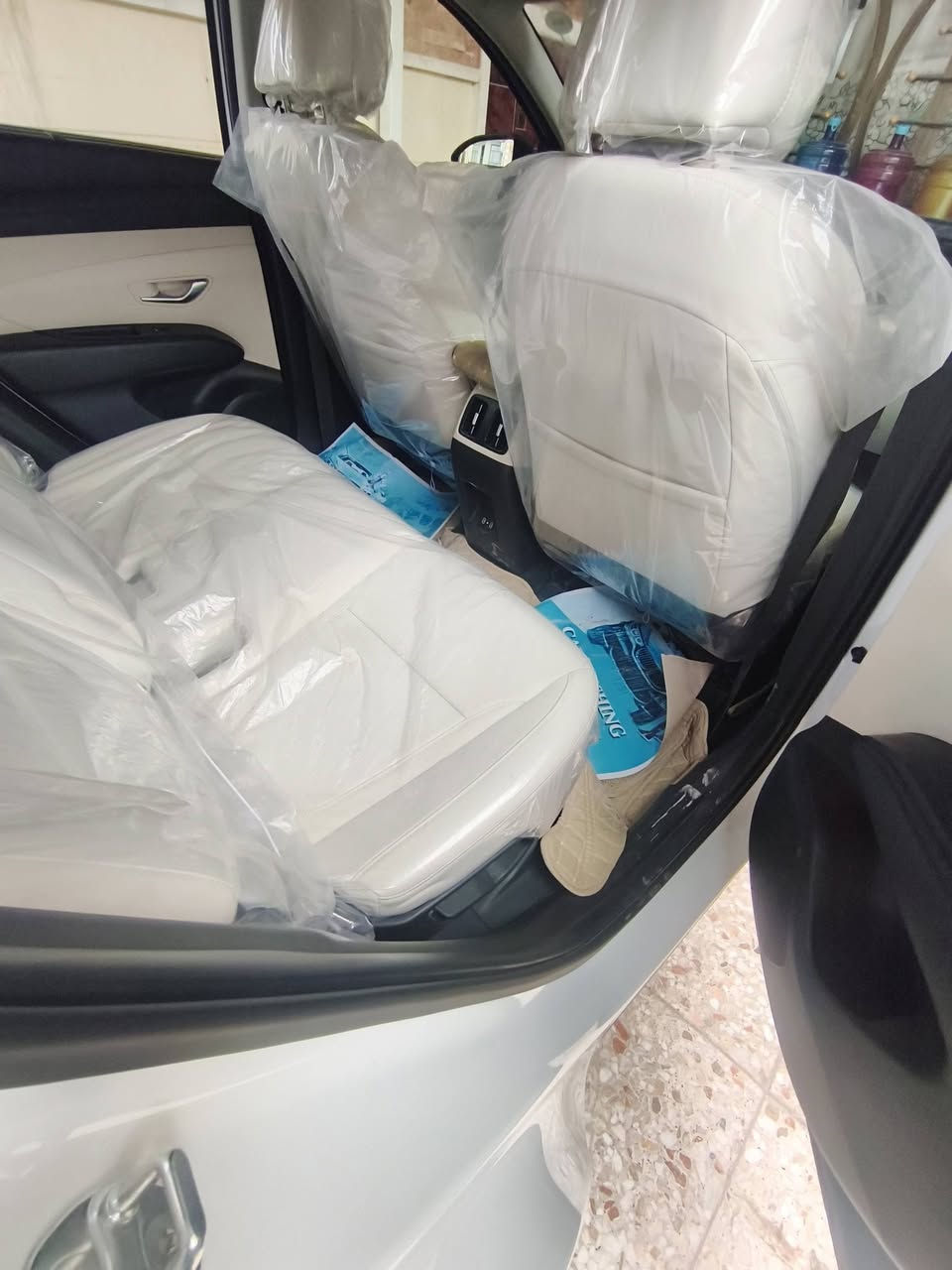 السلام عليكم توسان 2025 تو كلر السياره ماشيه 10الاف فول مواصفات جنطه كهرباء شاشه متصله بيها هاي ملاحظه موضحه بارد بسيط سياره جديده على وضع الشركه ومال بيت رقم بغداد الدولي باسمي تحويل ثاني اليوم السعر225 وبيها مجال *********** __ *********** العنوان بغداد
