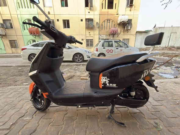 دراجه شحن للبيع نوع (BENENG)
دراجه تحتوي على 6 بطاريات 
نضيفه ماشيه فقط 3400
اخذتها ٣١/٥ يعني بشهر السادس
دراجه كلش نضيفه مثل ما مبينه بالصور 
نضام ٤ سرعات سرعتها ٦٠ حقيقي
السعر ٦٠٠ قفلها ماخذها ب٨٠٠ اني والشراي يجي وبي خير ويدلل
وياها خوذه هديه 
العنوان بغداد شقق الطالبيه
*********** واتساب
