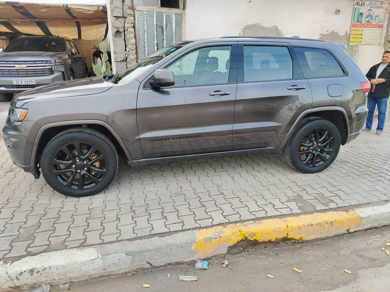 سلام عليكم
جيب شيروكي للبيع 

المواصفات 

الموديل 2018 

وارد امريكي 

المحرك 3.600

الضرر جاملغ وباب البنيت 

حساسات خلفي 

كشنات كهرباء 

حساس توقف ذاتي 

لايت خلفي ليد 

ويل نجمه وكاله 

المكان السياره بغداد

الرقم ***********
