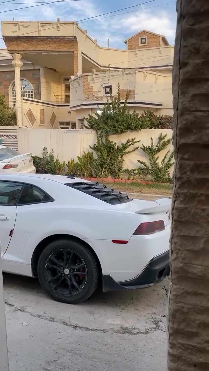 كمارو 2015 بدون قطرة صبغ

1 - صدر كلة جديد صرفت عليه 700 
2 - تخم تايرات جديد
3 - توديها الاقوى مبرمج او كهربائي بالعراق يفحصلك ضفيرة السيارة واير واير شرط بلادي وما بيها خلل 
4 - النقص الوحيد ( بيها بارد صار بنفس  مكان ضربتها الي اجت من امريكا ) الي هو الجاملغ وضربة جوة بالباب تكدر تصلحها وتكدر تعوفها حاطهن بالصور + ماشية 122 الف كيلو

للاستفسار *********** موجود واتساب ورصيد
مكاني بغداد - السيدية

