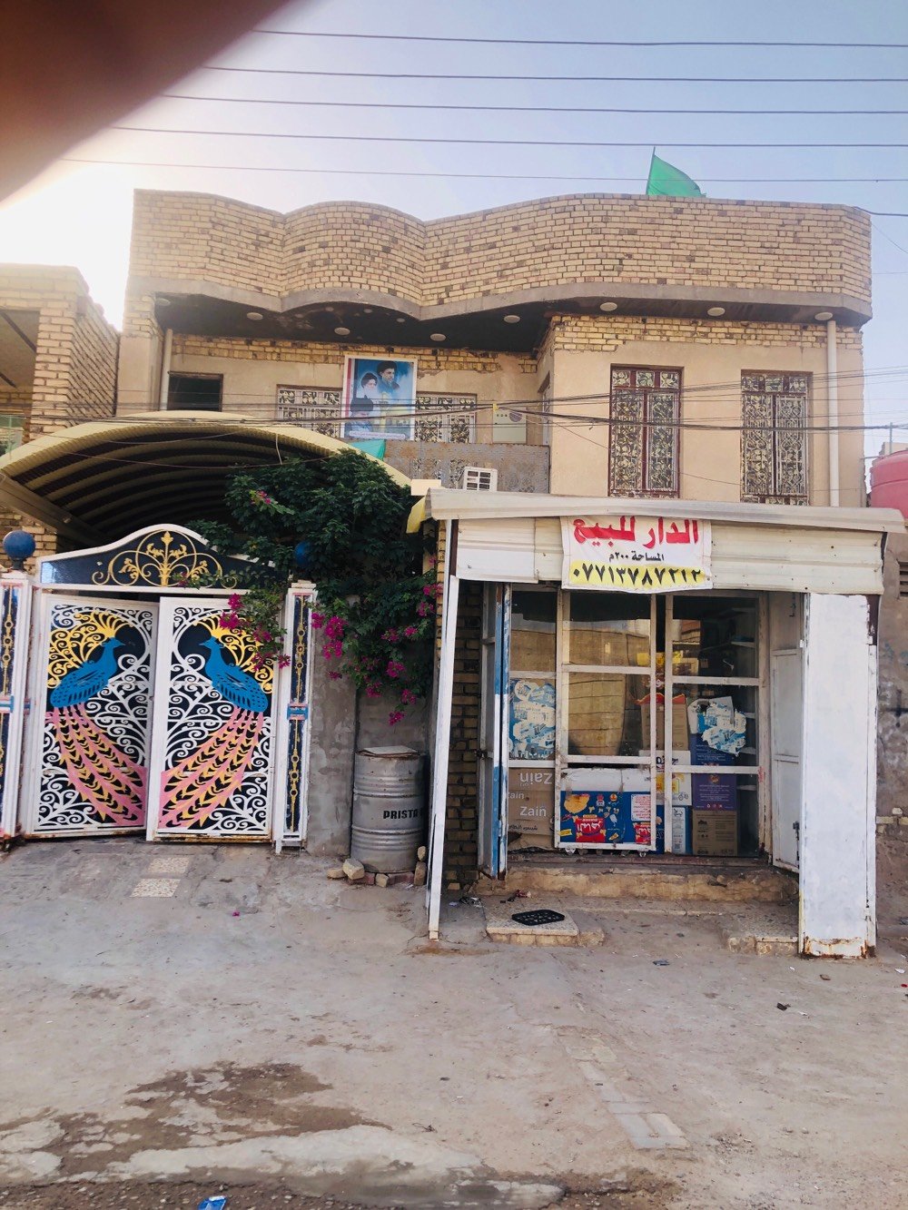 بيت للبيع مساحه 200 متر الطابق الاول يحتوي على (استقبال ،مطبخ +مطبخ حراري، غرف نوم عدد 2 ، صاله وحمامات داخليه وخارجيه ،مخزن+محل)
الطابق الثاني يحتوي على 
(غرف نوم عدد 4 ،صاله،حمام ، بلكونه جميله)
مكان المنزل ميسان حي الامام صادق للستفسار اتصل على هذا رقم*********** متواجد خط + واتساب