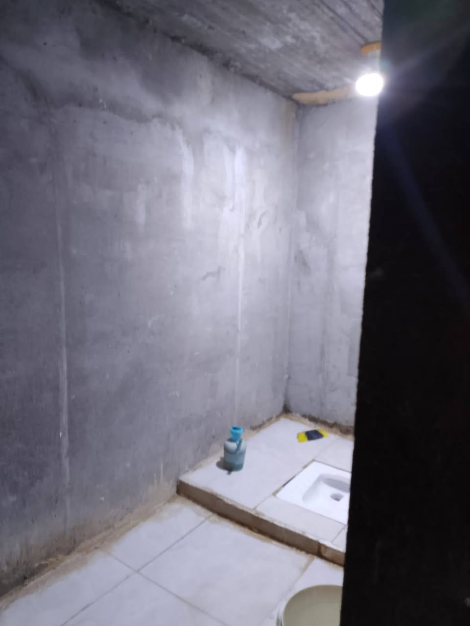 بيت مساحه ٣٦٠ متر زراعي الاسكان صناعي قرب مدرسه الحريه ع شارع تبليط تجاري  بناء بلوك صب كونكريت
يحتوي ع محلات اثنين تجاريات  غرفتين وصالتين ومطبخ ودوانيه ٤ في ١٤ وصحيات داخليه 
نواقص لبيت مطبخ ودرج عوزهن سراميك  الشراي فقط يتصل ***********
