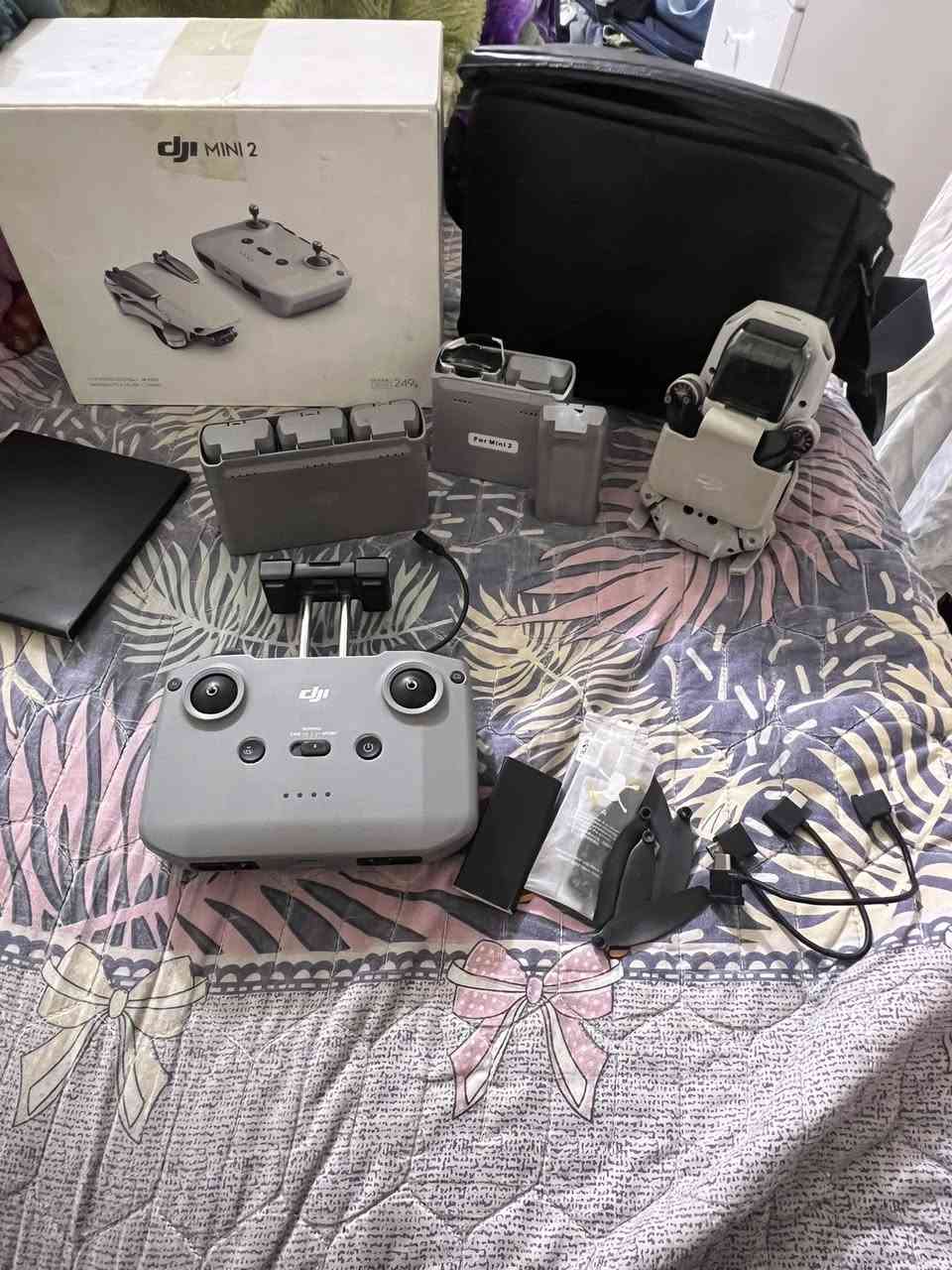 للبيع ادرون مني2 كومبو وياه 5مطاريات ووحده منهن ابلاس  درون نضيف بس بي فطر اصغير ولحمته سعره 550 ودورن انيو سعره 380ورقمي وتساب او اتصال ***********
