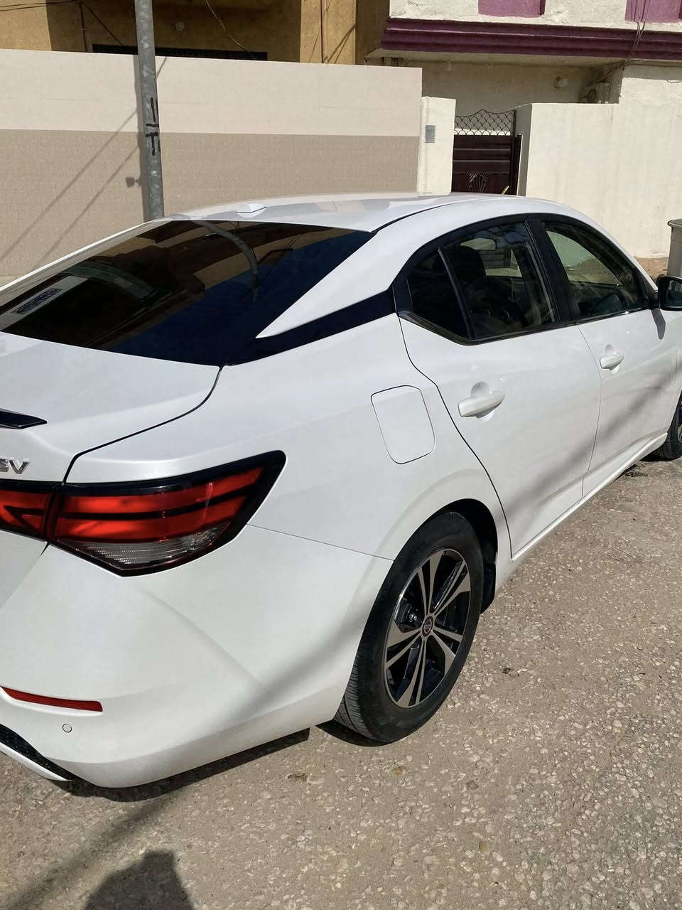 السلام عليكم ورحمة الله وبركاته 
سيارة نيسان سنترا وارد امريكي موديل ٢٠٢٢ للبيع  
اللون ابيض 
المحرك 2000  ( 4 سلندر ) 
تحكم اوتوماتيك  CVT ناعم
الدفع امامي 
العداد كيلو متر وميل
الفئة SV 

مواصفات السيارة
شاشة لمس كبيرة 
بلوتوث و USB
ابل كاربلاي واندرويد اوتو
تشغيل بصمة
دخول ذكي 
كاميرا خلفية
حساسات رجوع
مثبت سرعة 
وضعية توفير البنزين 
نظام امان كامل وتوقف ذكي 
فرامل ABS
تحذير خروج عن المسار 
مراقبة النقط العمياء 
بريك طوارئ تلقائي 
تبريد  فول وممتاز
السيارة اقتصادية بالبنزين ومريحة ومرتبه من كل الجوانب وواسعة من الداخل ومناسبة للعائلة او 
الاستخدام اليومي
 
مكان السيارة كربلاء - حي العباس
صورة الحادثة مرفقة بالمنشور والسعر ١٤٣ ورقة  
***********
