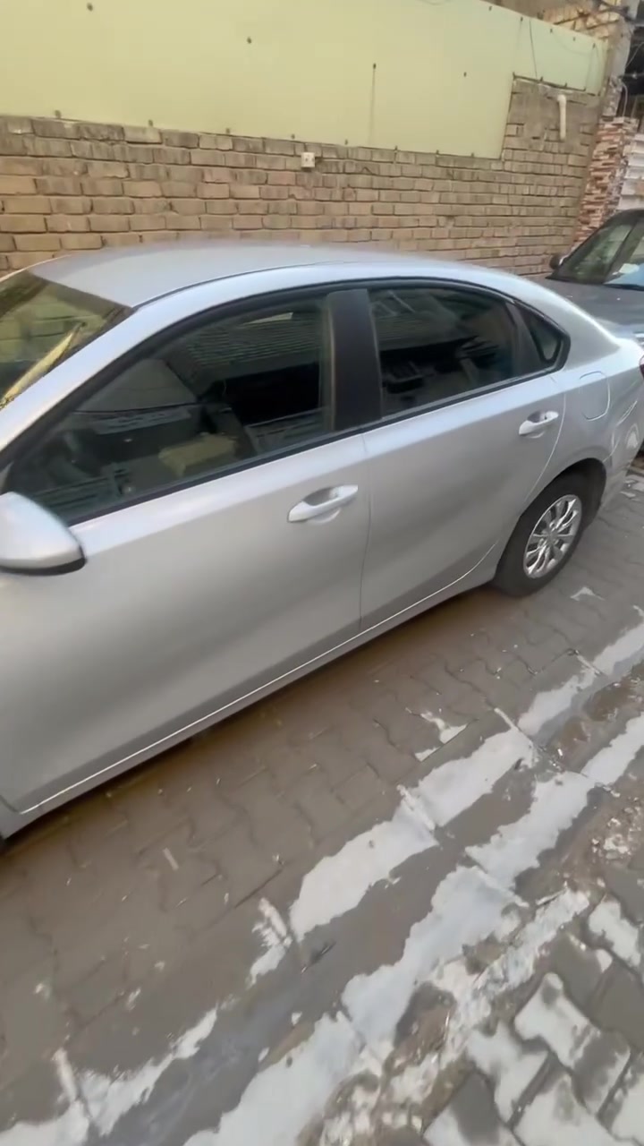 السلام عليكم
سيراتو 2023
 محرك 1600 
مكفولة سيارة كير محرك صدر تبريد
مابيها قطرة صبغ ومكفول فتح وتبديل
سونار مرفق بلمنشور
ماشيه 124 
مواصفات شاشة اصليه كار بلي
منضومة زنون اصليه شادها
حساس خلفي
كامرة خلفيه
سيارة مداريها دهن اصلي مابيها نقص برغي
مكاني بغداد الشعلة
***********
سيارة باسمي ابيع عقد مروري تحويل
 رايدها 150 قفل
