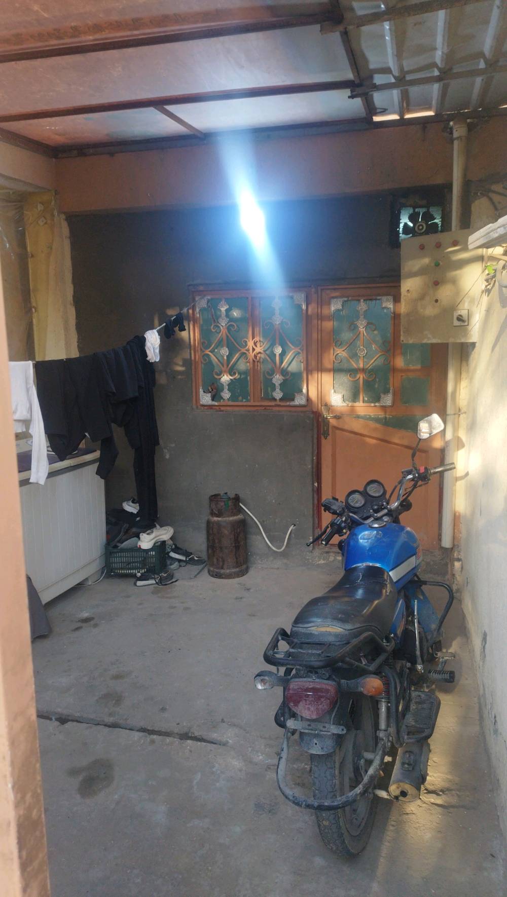 بيت طابو صرف 200 متر العنوان 
كربلاء حي القادسيه البيت بي 3 غرف وصاله ومطبخ واستقبال وصيحات 2 كافه الخدمات 
اخوان كافه الخدمات موجوده مدراس يمك ع شارع سيارت الولايه ع الشارع البيت سادس بين ع الشارع مدرس يمك مستشفى التركي تبعد عنك كيلو 
لاستفسار ***********