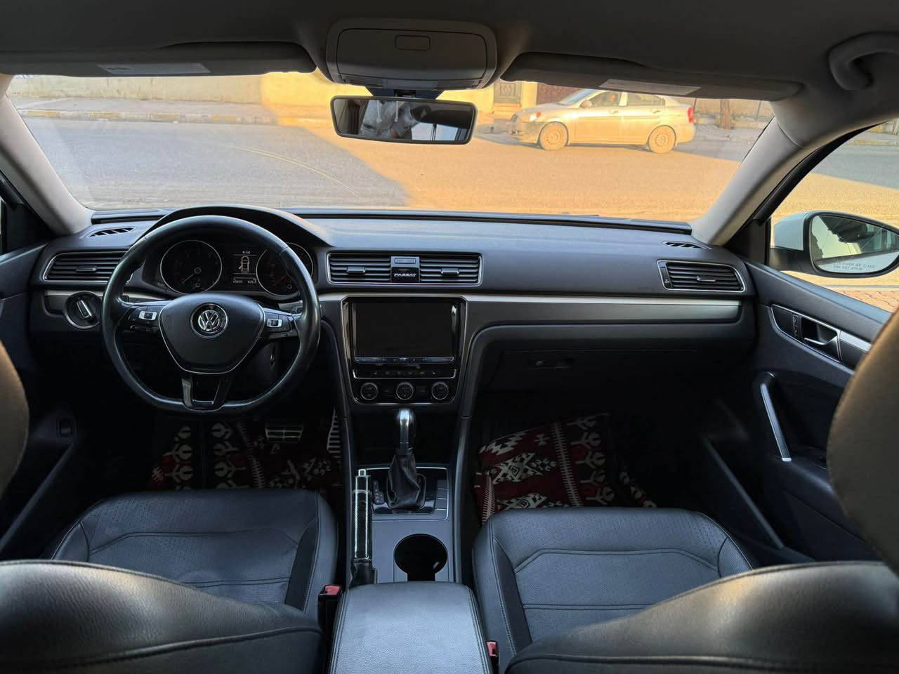 باصات موديل 18 محرك 20 تيربو سيارة جديده ماشيه 60 الف مال بيت مابيها ربع مصرف 
مواصفات فول بس مو سلايت مواصفات r line معروفه كشنات جلد 
رادارات 
كشن تدفئة فووول لاخير عدا الفتحه 
مكاني كركوك ***********
بلعافيه علياخذها السباره رقمها اوبيل شرط تحويل 
كتلوك مالها موجود سلير ما نازل كركوك, العراق
