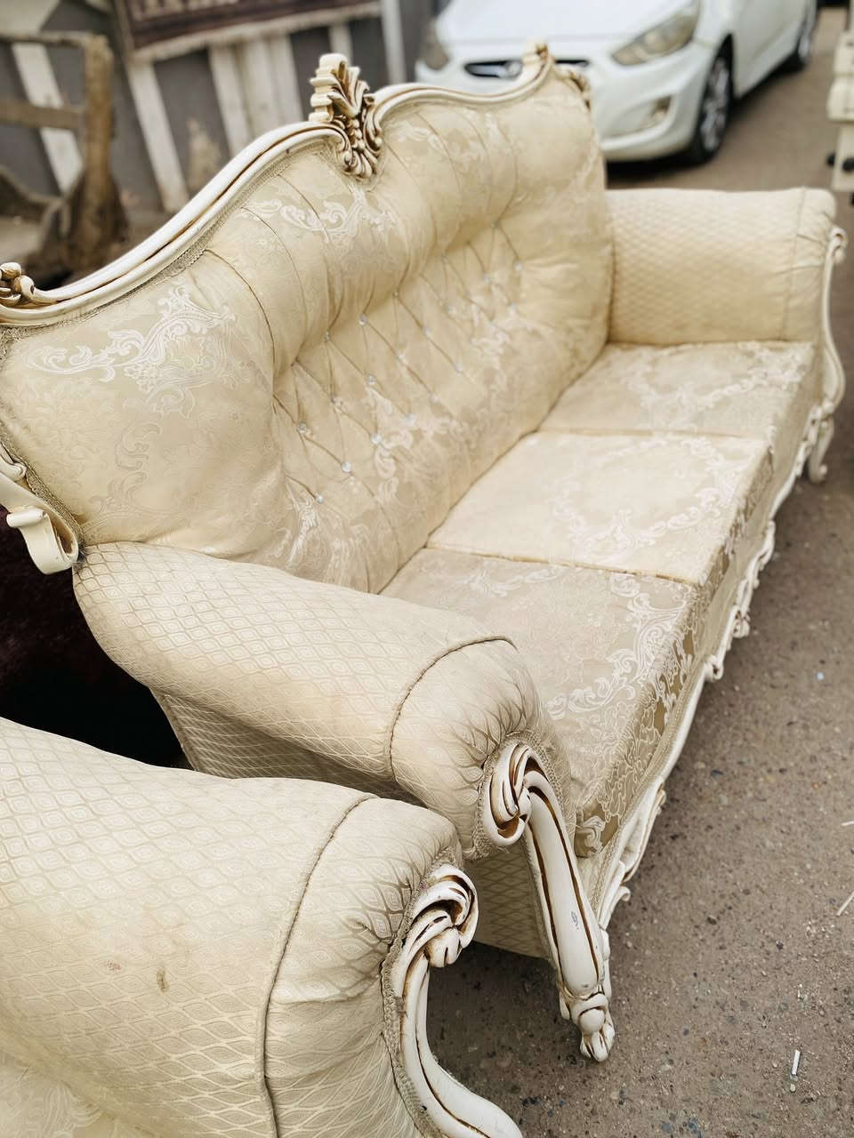 السلام عليكم 
تخم تركي عشر مقاعد لون ابيضّ منقش بي بس كرسي يحتاجله غسل كوشات متحركه مو ثابته ويا طبلات 
السعر 400 وبي مجال العنوان شارع فلسطين 
***********
