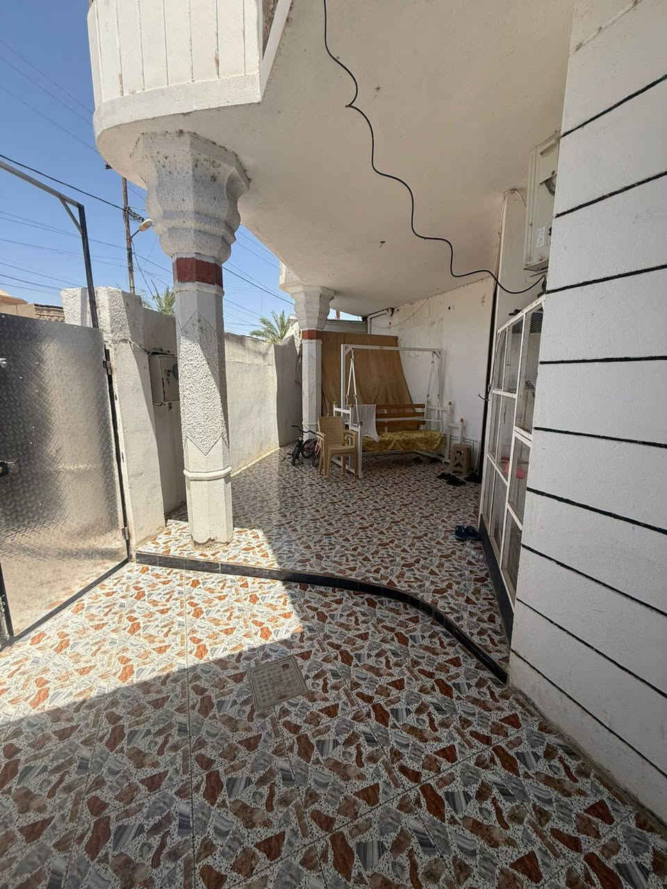 السلام عليكم ورحمة الله وبركاته يوجد بيت للبيع مساحة
٢٥٠م جاهز من كلشي ثلاث غرف صاله استقبال مطبخ
 في الحبانيه كولكم قرب جامع طارق بن زياد على شارع العام مال كولكم اي استفسار اتصال ع الرقم ***********
