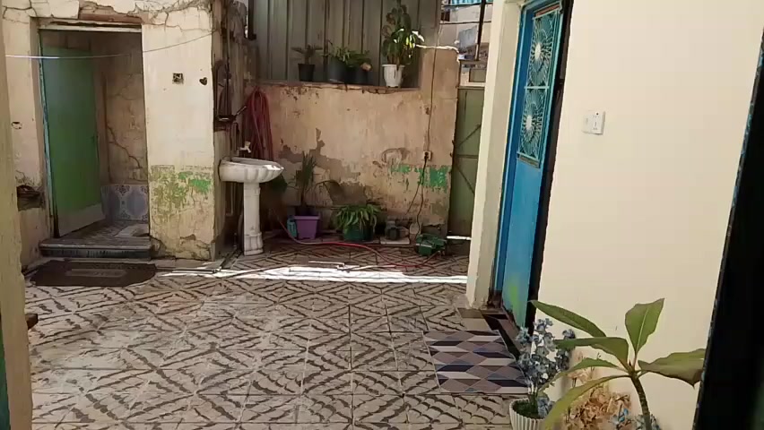 بيت في منطقة الشعلة قرب بانزين خانة قطاع سابع (فرع كوكو مول ) مساحة البيت 160م طابو صرف طابق واحد يحتوي على استقبال وصالة وغرفتين نوم ومطبخ وصحيات عدد 2 وترك على طول البيت وبي غرفه فوگ تعبانه سعر 130 للستفسار واتساب ***********
