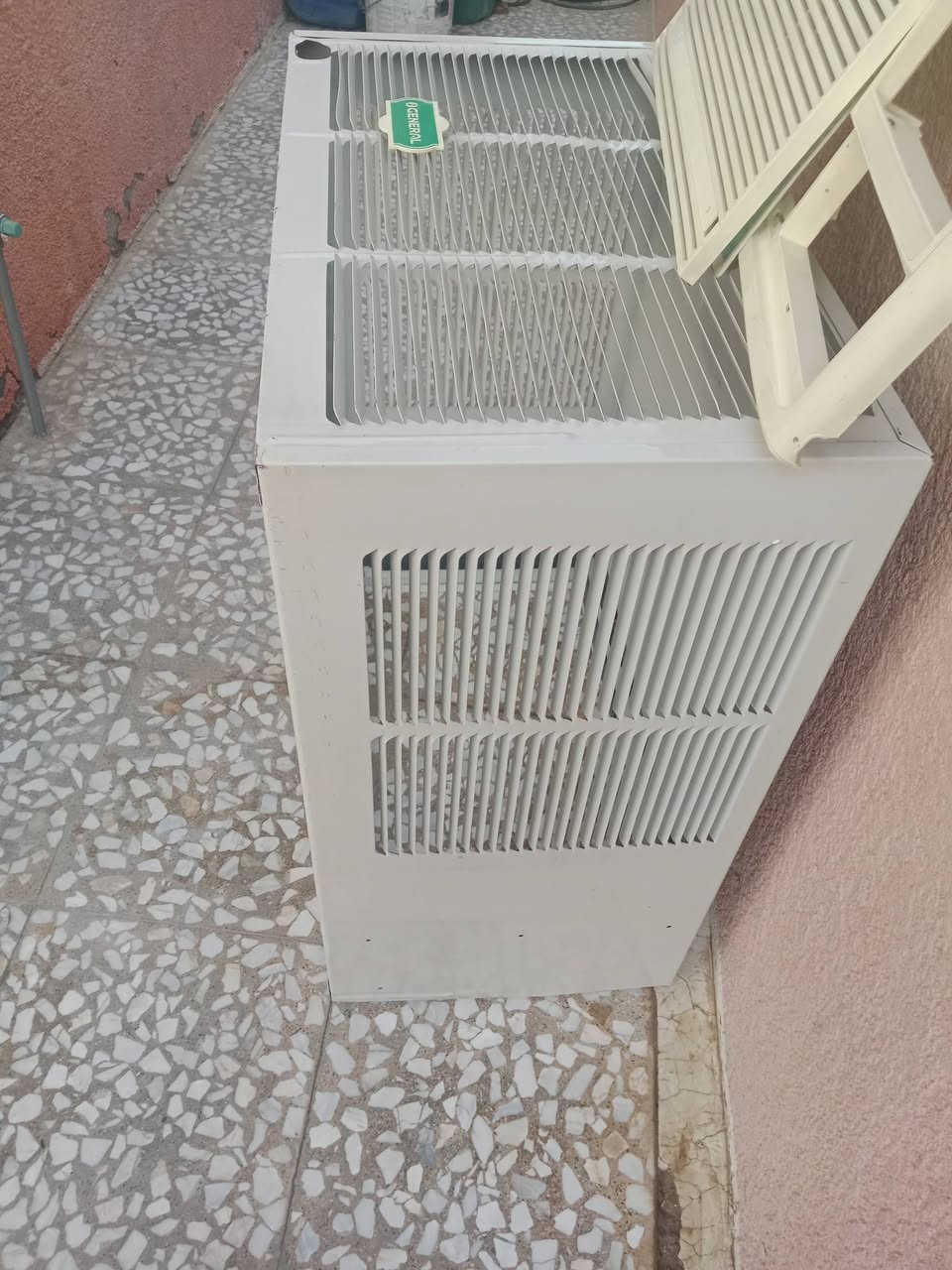 مكيف جنرال ياباني جديدعله وضع الشركه 2طن .السعر250الف وبي مجال.حله حي الجزائر للاستفسارع الخاص او الرقم ***********
