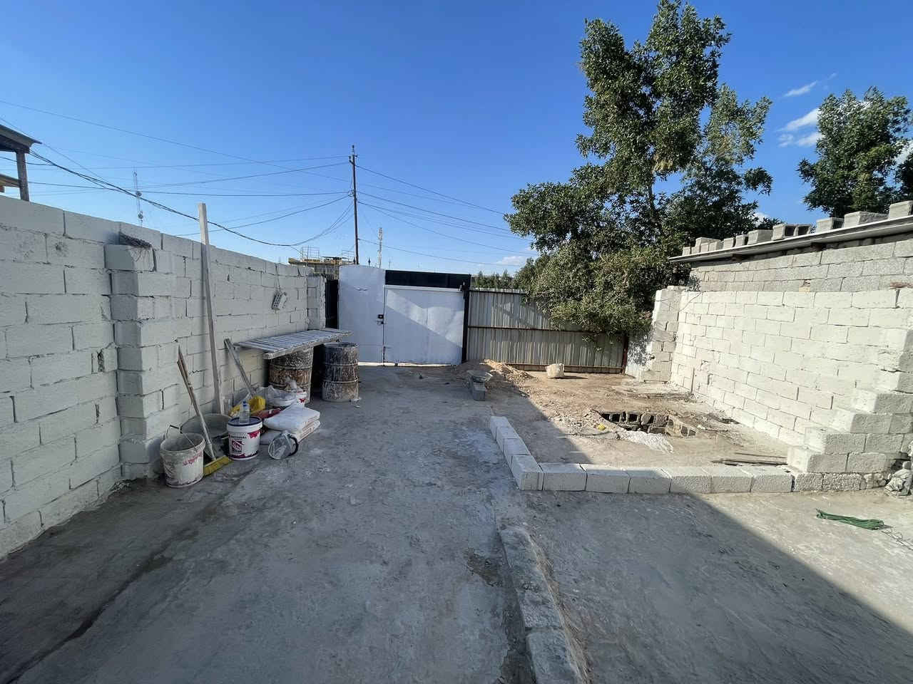 السلام عليكم للبيع بيت تجاوز مقابيل قاعه باور هاوس بيت غرفه استقبال مطبخ كراج چبير مساحه وره البيت مرمم جديد كله جديد كهرباء مي جص بورك كله جديد بعده ممسكون الي مهتم يتواصل ويه صاحب البيت واتساب ***********
