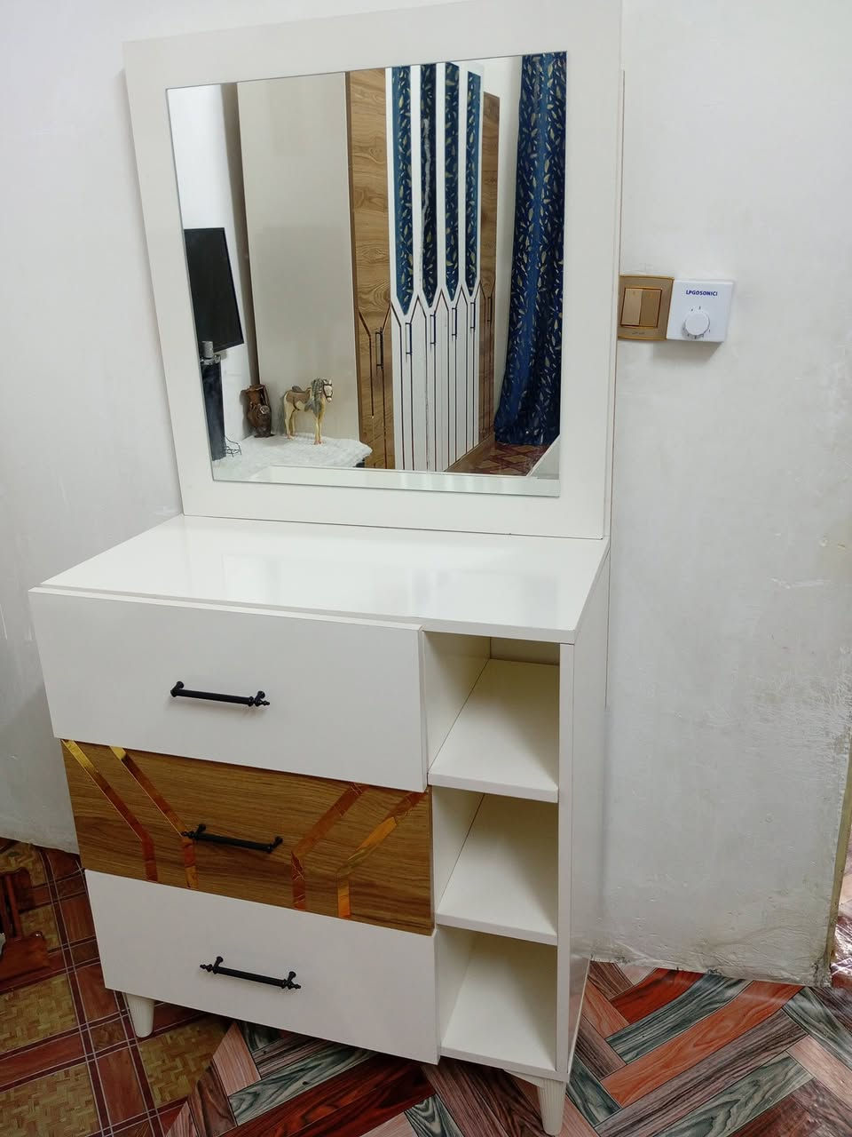 غرفه تركيه للبيع مستخدمه شي قليل الكنتور أمترين ونص وأمترين ونص السعر 400// ***********
