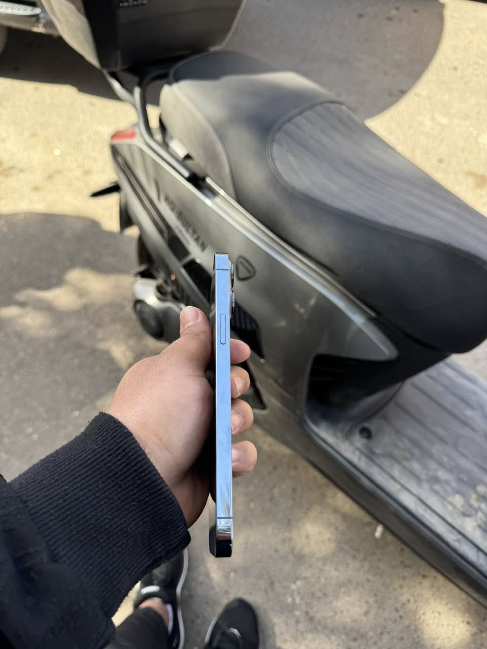 سلام عليكم 13 برو ماكس نظيف كلش برغي ممبدل بي ممفتوح بطاريه ٧٩ بغداد ٦٥٠ وبي مجال ***********
