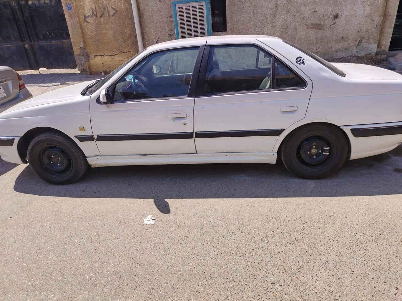 للبيع بيجو بارص 2011 مكفوله من كل النواحي تخم تاير شاشه كامره حساس خلفي صدر جديد لايت زنون سياره بسمي تحويل ثاني يوم السعر 45 بيهه مجال للشراي 
  رقم الهاتف ***********
