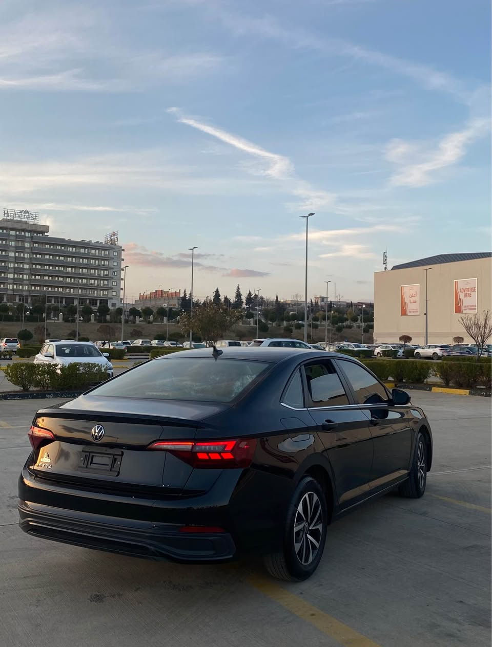 volkswagen jetta 2024 S sport 

جیتای ٢٠٢٤ مواسەفات s ڕەشی قەتران گێڕ ئۆتۆماتیک 

سەیارەکە تەنیا ٢ پارچەی بۆیاخە بێ ناوگرتن ،  
کاتی نەشکاوە 3 مانگی لەگەڵە ... 
مواسەفات ...
 گێچ ئەلکترۆنی , کامل لید و زینۆن ، شاشە، کامێرا ،کامل ڕادار ... زۆر مواسەفاتی تر

نرخی 132 گەڵاو مەجالێ کەم ... 

***********
*********** السليمانية, العراق
