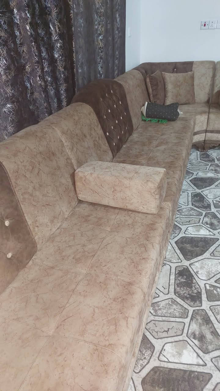 السلام عليكم 
ديوان عدد 2 تفصال اول واحد،11 متر 
والثاني طوله 19متر  
 للبيع مستعمل  نضيف كلش
السعر خاص ***********
