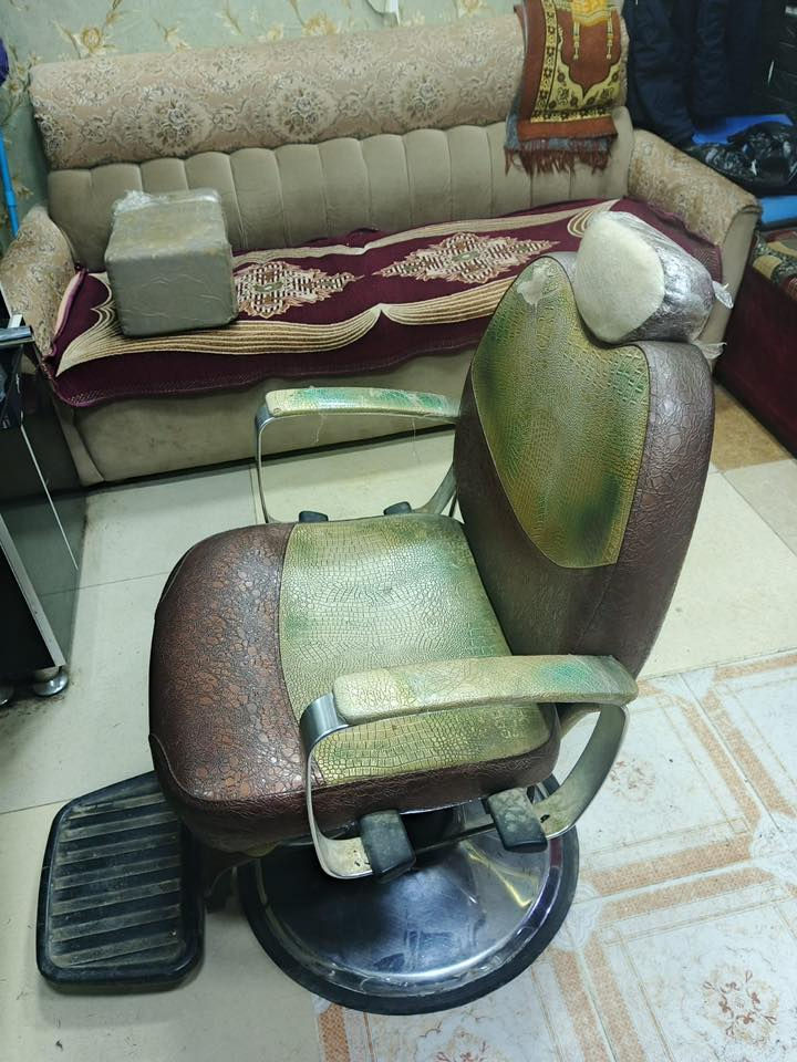 السلام عليكم عندي غراض محل حلاقه للبيع كراسي عدد 2 مري عدد 2 ميز بسعر مناسب ‭‭0770 627 1739‬
