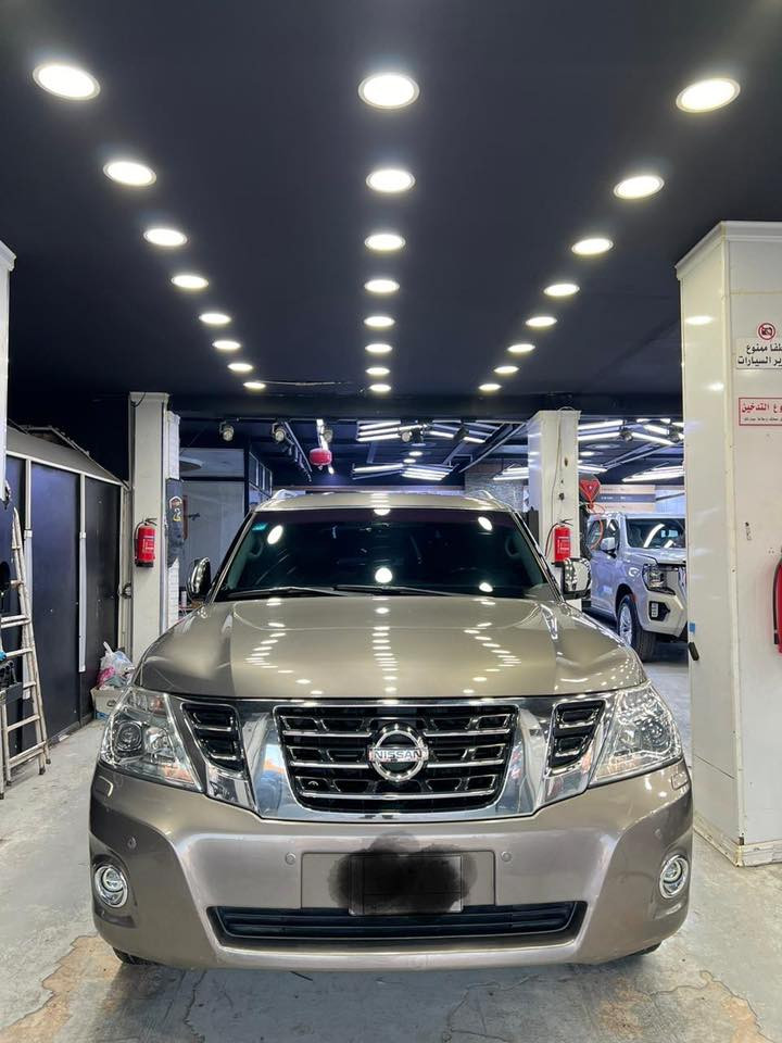 السلام عليكم 
للبيع نيسان باترول خليجيه 2016 بلاتينيوم فول مواصفات معروفه البلاتينيوم اعلى فئة بالباترول ماشيه 150 الف كيلو رقم بغداد باسمي تحويل ثاني يوم  السعر 30 الف دولار يعني 300 ورقه وبيها مجال للشراي 
بيها جاملغ جهة اليسرى صبغ اثر شخوط 
تخم تاير جديد 
للاستفسار الاتصال *********** بي وات ساب 
علما السيارة متواجده في السيديه
