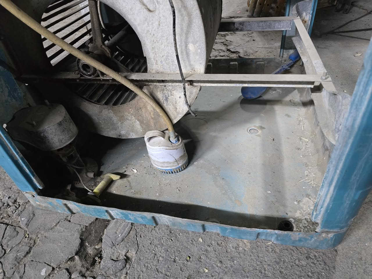 السلام عليكم مبردة جنرال كاملة نضيفة سعر ٤٠ الف العنوان بغداد مدينة الصدر الاولى الأستفسار ***********
