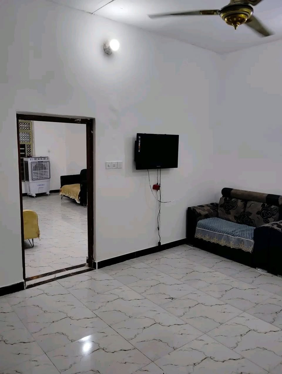 الدار للبيع المساحه ١٠٠ متر الدار نضيف جدا طابو زراعي سند 25 الموقع على ربيانه قرب سيد حبيب داخل الفرع بناء طابوق السقف عكاده يتكون من غرف نوم ثنين وستقبال وصاله ومطبخ مجمع صحي خارجي وداخلي وطارمه وممرات البيت طابقين أي استفسار إتصال على الرقم *********** وسعر 5 5
