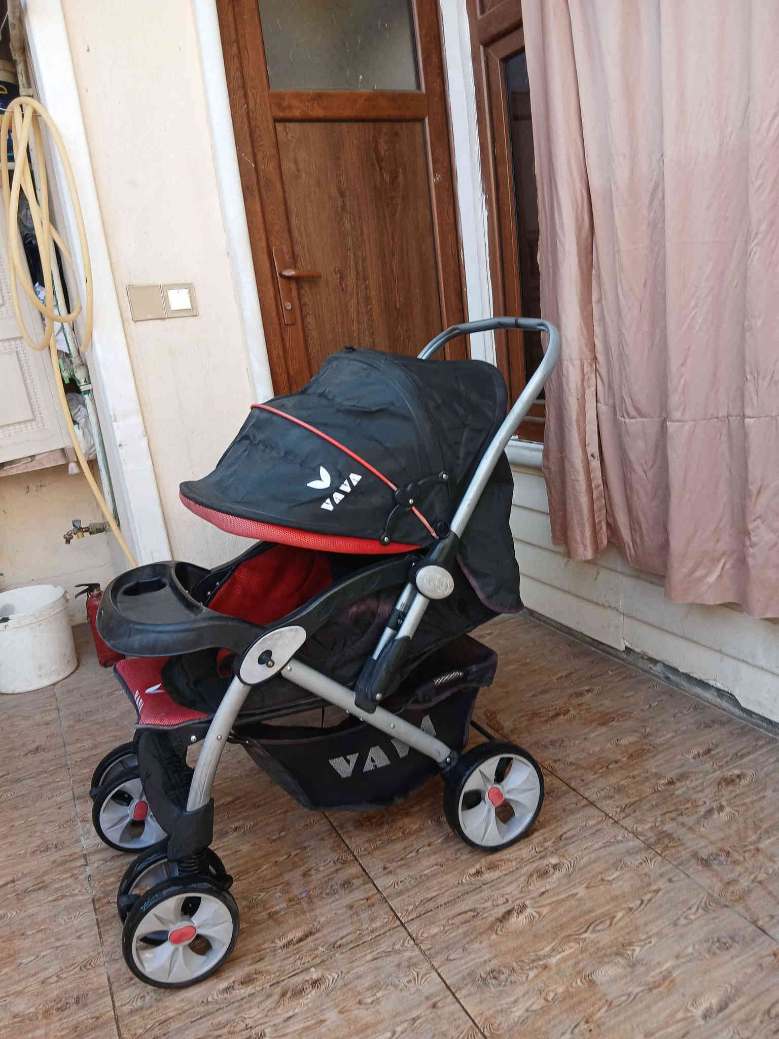 عارەبانەی مناڵ ئەوروپی  مارکە VAVAحەجم گەورە و تایەگەورە ،دەسکەکەی یەتەپێشەوە ڕوت لەمناڵەکەت بێت ، پاڵ ئەخرێ بۆ خەوتن لەتازەلەدایک بوەوەبۆی ئەبێ تا 50 کیلۆ زیاتریش هەڵەگرێت ، قایشی بەستنەوەی چوارلای هەیە ،ژێرێکی گەورەی پێوەیە،بچوک ئەکرێتەوە بۆناوسەیارە ، تایەوئیشۆپ و شتی هەموی مەزبوتە خاوەنەکەی 140  پێداوە سعری ئێستای گونجاوە و قفڵی 55 هەزارە  
سلێمانی ، گەیاندن هەیە*********** السليمانية
