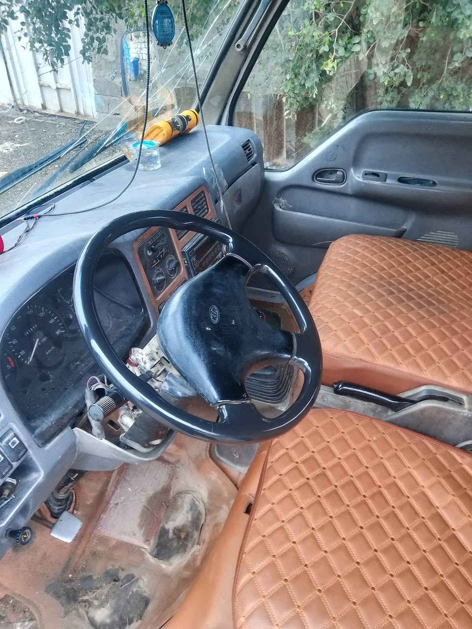 سلام عليكم كياة فنتيرة موديل 2000 ستة جنكال الرقم بغداد بسمي كير محرك اكسن مكفولة شاصي مكفول المكان بغداد ***********
