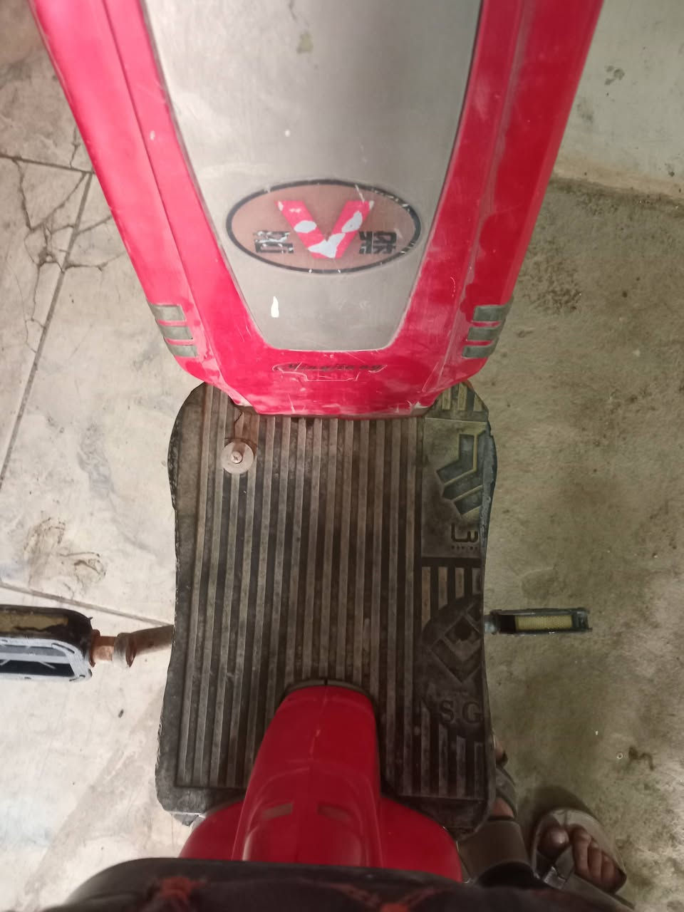 السلام عليكم دراجه شحن للبيع جديده تايرات جدد كلش جديد بس نقص بطاريات هيه بيه بطاريات بس تعبانه بطارياته سعر 100 وبيه مجال استفسار خاص او رقم ***********
