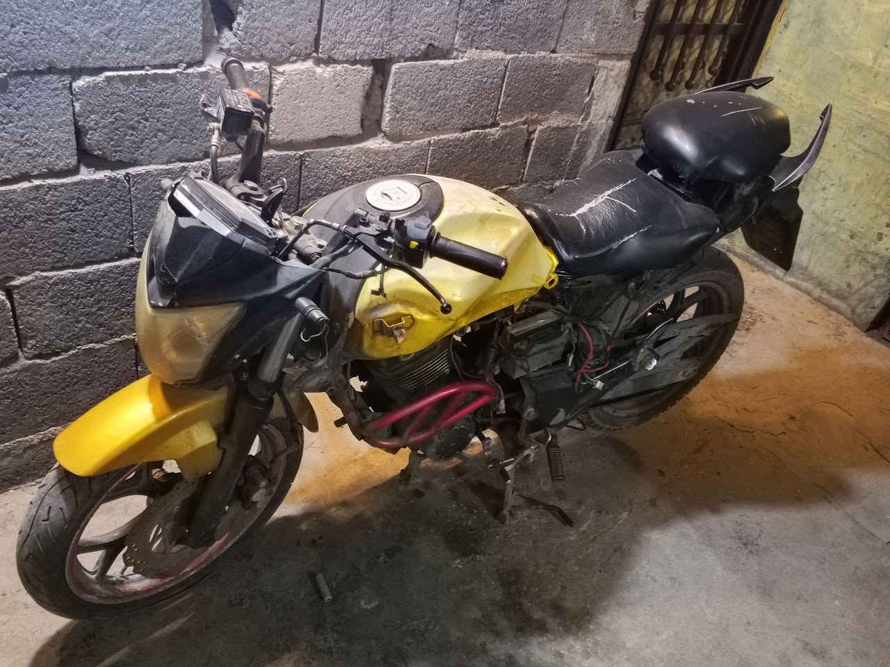 دايون بطح للبيع اوراق اصولي باسمي دراجه بيها لاستيك ولف والدبل الامامي فاگس ويرادلها شوي تربيب سعرها 200 الف وبيه مجال للطيبين مكاني كربلاء حي العامل قريب علئ جامع اهل بيت. وهاذا رقمي ***********
