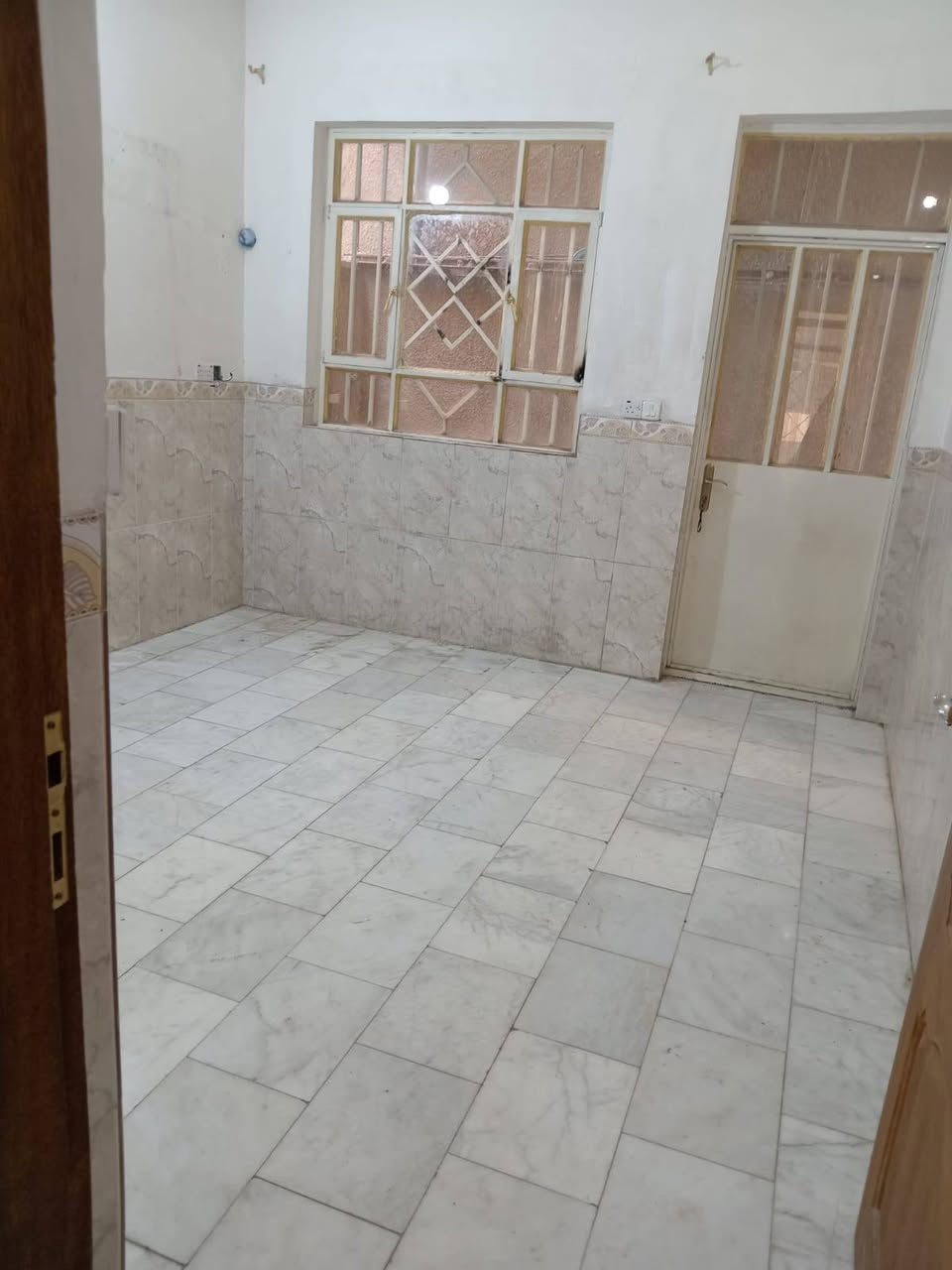 بيت للبيع 80متر عبارة عن وحدتين سكنية كل طابق يحتوي على غرفة نوم وصالة وحولي وخدمات اومناور السعر (190)وقابل للتفاوظ للاستفسار هذا الرقم ***********
