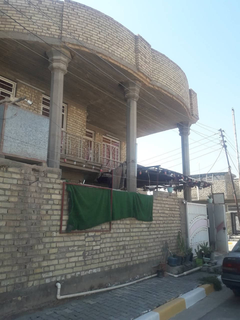 السلام عليكم دار سكن للبيع او مراوس  الموقع حي الضباط قرب المتنزه  ركن  المساحه ٢١٦ متر حديث  طابقين  الاستفسار على الارقام *********** و *********** @

