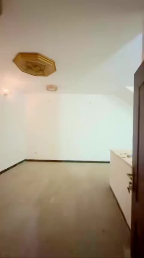 دار للايـجار طابقين 📣📣
يحتوي على ٣ غرف نوم  + حمام عدد ٢ + استقبال + مطبخ 

الموقع كراده - قرب شركة سايبا 

السعر - 1,150,000 قابل للتفاوض بشكل بسيط 

للتواصل / ***********
