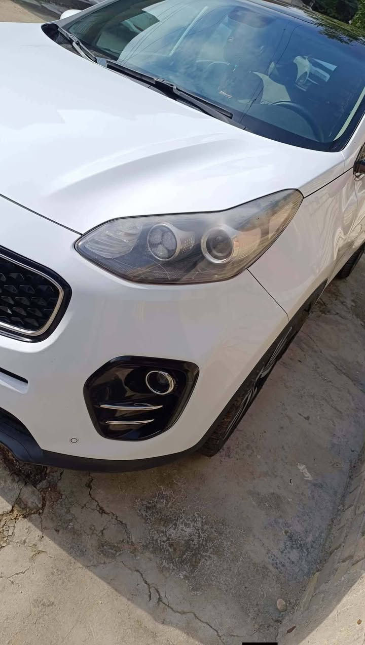 السلام عليكم سبورتج موديل ١٧ فول مواصفات ماشيه ١١٥ الف خليجي مكفوله عده بارد بسيط وتكحيل رقم بغداد بأسمي السعر ١٧٣ وبيهه مجال بسيط مكان السيارة بغداد البلديات رقم الموبايل ***********
