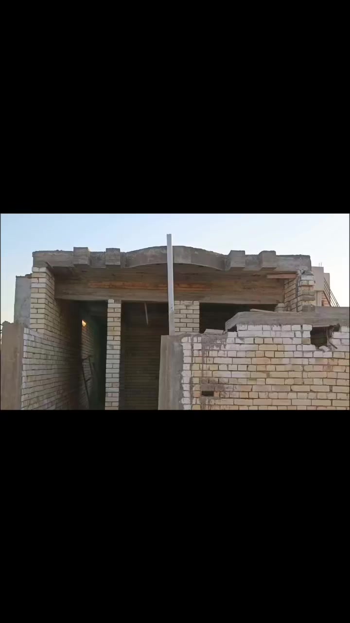 السلام عليكم اقره التفاصيل للاخير
بيت للبيع المساحه 95 متر 
نوع البناء والاساس 
البناء طابوگ + الاساس رفت + السقف صب مسلح 
البيت متكون من 
غرفت نوم + صاله + حمام متر ونص في متر ونص كذالك المنور متر ونص في متر ونص تگدر تستخدم المنور ك مطبخ حار + ممر متر يدخلك ع صاله والغرفه + ستقبال 3.40*5 هاي الستقبال 
3و40 في 5 + گراج زغير + تواليت خارجي 
.
البيت اذا تريده كامل اقفلكيا بس تجيب غراضك وتگعد حته ستاره وبيتونه وسويلك واجهه مرتبه يعني اخلصه من كلشي  ب 48
 مليون واذا تريده هيكل وحته الشبابيك علي ب 33 مليون قفل 
والله شغل كله درجه اولى وكله طابوگ 
علمآ الي يريد اكمله اله كامل ب مقدمه 30 وكل شهر 500 هم ترهم بس السعر يصعد شوي واذا تريده طابقين مقدمه 35 هم ترهم 
العنوان بغداد جسر ديالى الجديد السايد الواحد منطقة الكرغوليه 
مقابل محطة الوقود 3 فرع عن الشارع العام الرئيسي يعني كلش قريب عن الشارع العام 
خدما كامله مي كهرباء تبليط 
للاستفسار تفضل خاص او اتصل ع رقم 
*********** مصطفى وتساب ايضآ
