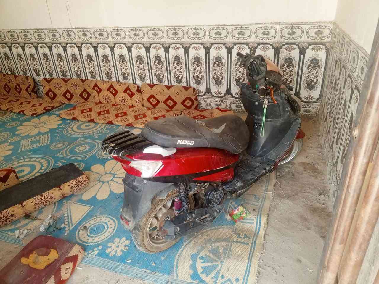 دراجه سكنس جديده  كهربائيات كله شغاله ما ملعوب بيه وشرط  جانت متروكه عوزه عداد  وصفاحيه وحده.   ***********
