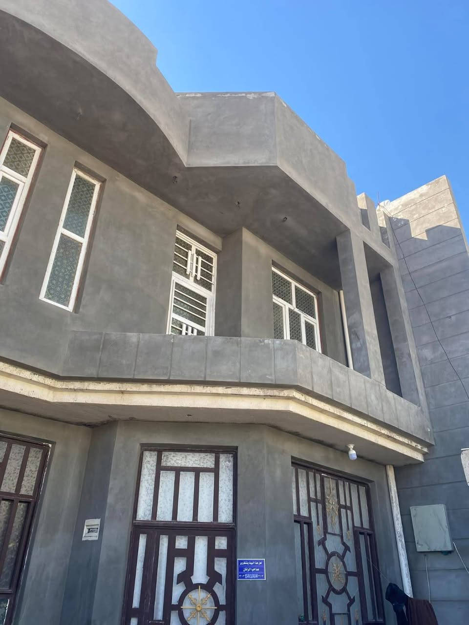 السلام عليكم للبيع دار سكن بناء حديث صويره منطقه بغداد المساحه ١٥٠ متر طابقين السعر ٩٠ بي مجال للشراي للاستفسار *********** ووو ***********
