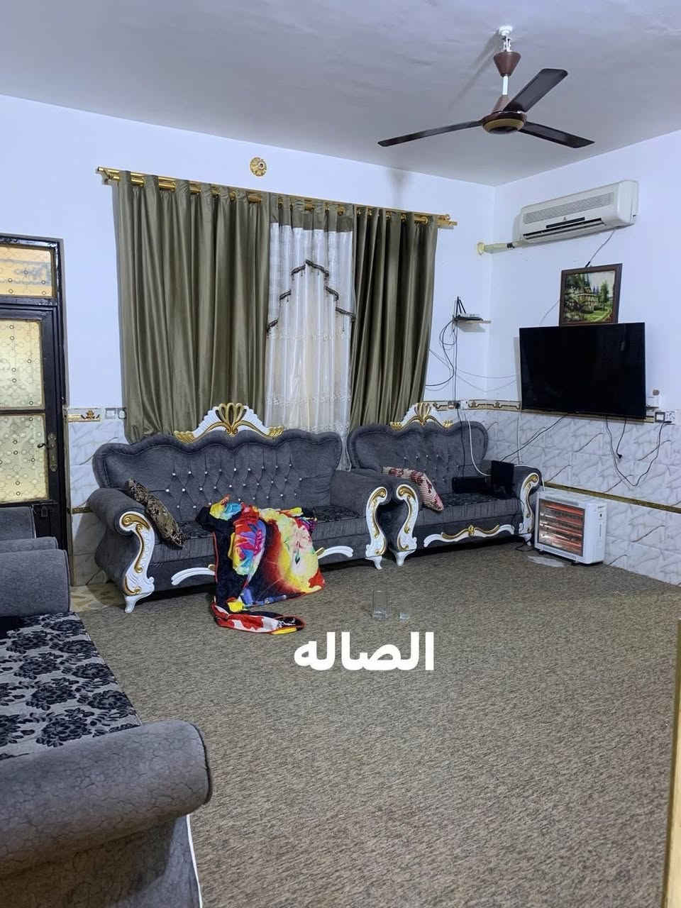 دار للبيع المساحه 200 م عدد الغرف 4 مع صالات 2 و صحيات عدد 3 طابقين العنوان مغربه الملحق الموظفين رقم القطعه 12/12451 
الاتصال ***********
