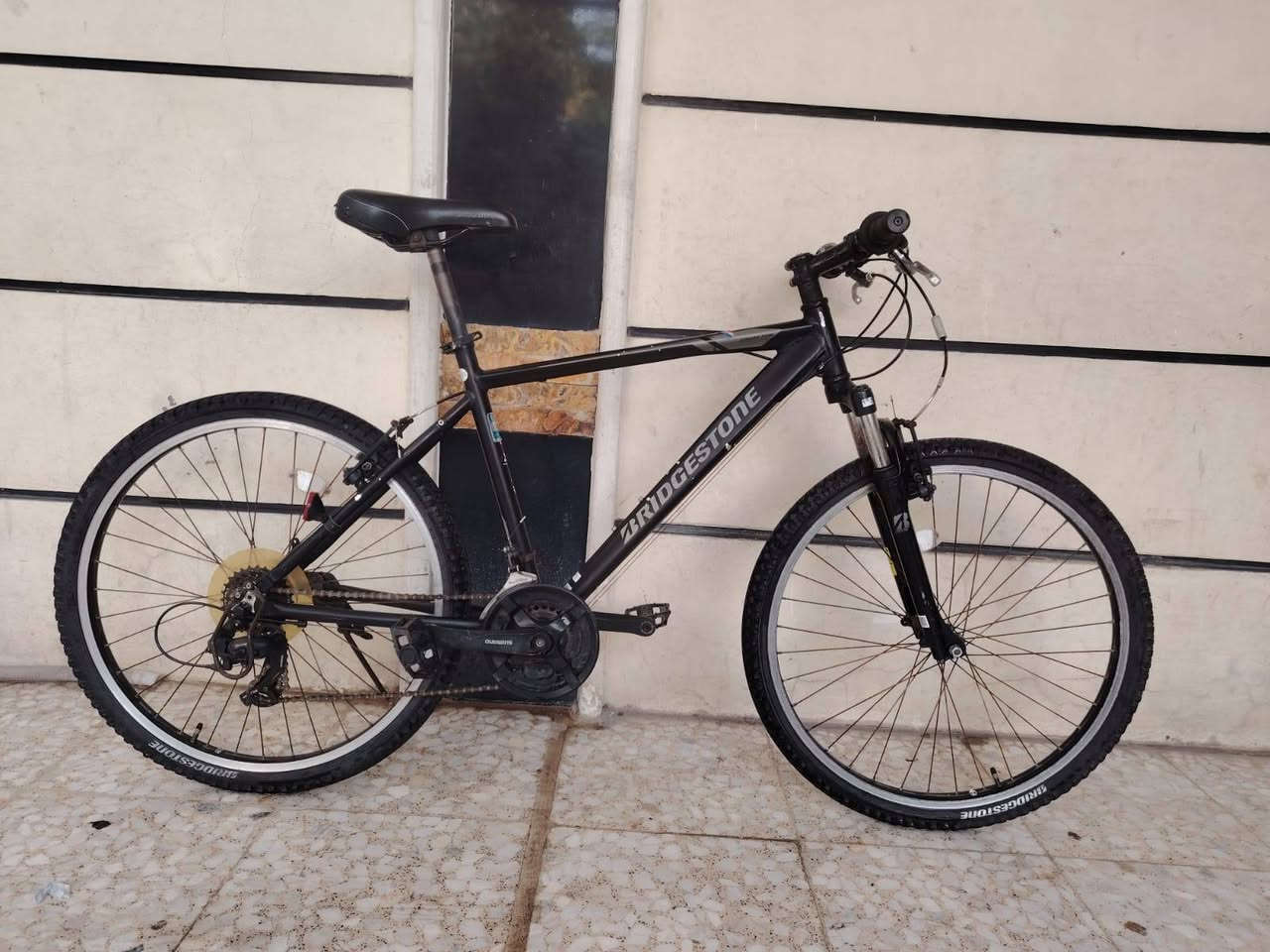 السلام عليكم ورحمة الله وبركاته
بايك موديل جبلي ماركه برجستون العالميه حجم ٢٦
باله ياباني النضافه فول وضع حاويه 
السعر ( 150 الف) 
يدات فر شيمانو اصلي
كشن اصلي ماركه برجستون 
لون ميمز اسود طافي مختم  
معدن المنيوم ريشه فول موصفات 
كير ٧ / ٣ شغال سستم كامل 
غير مستخدم داخل العراق
العنوان بغداد منطقة الحبيبيه 
هاتف *********** 
الاستفسار واتساب
