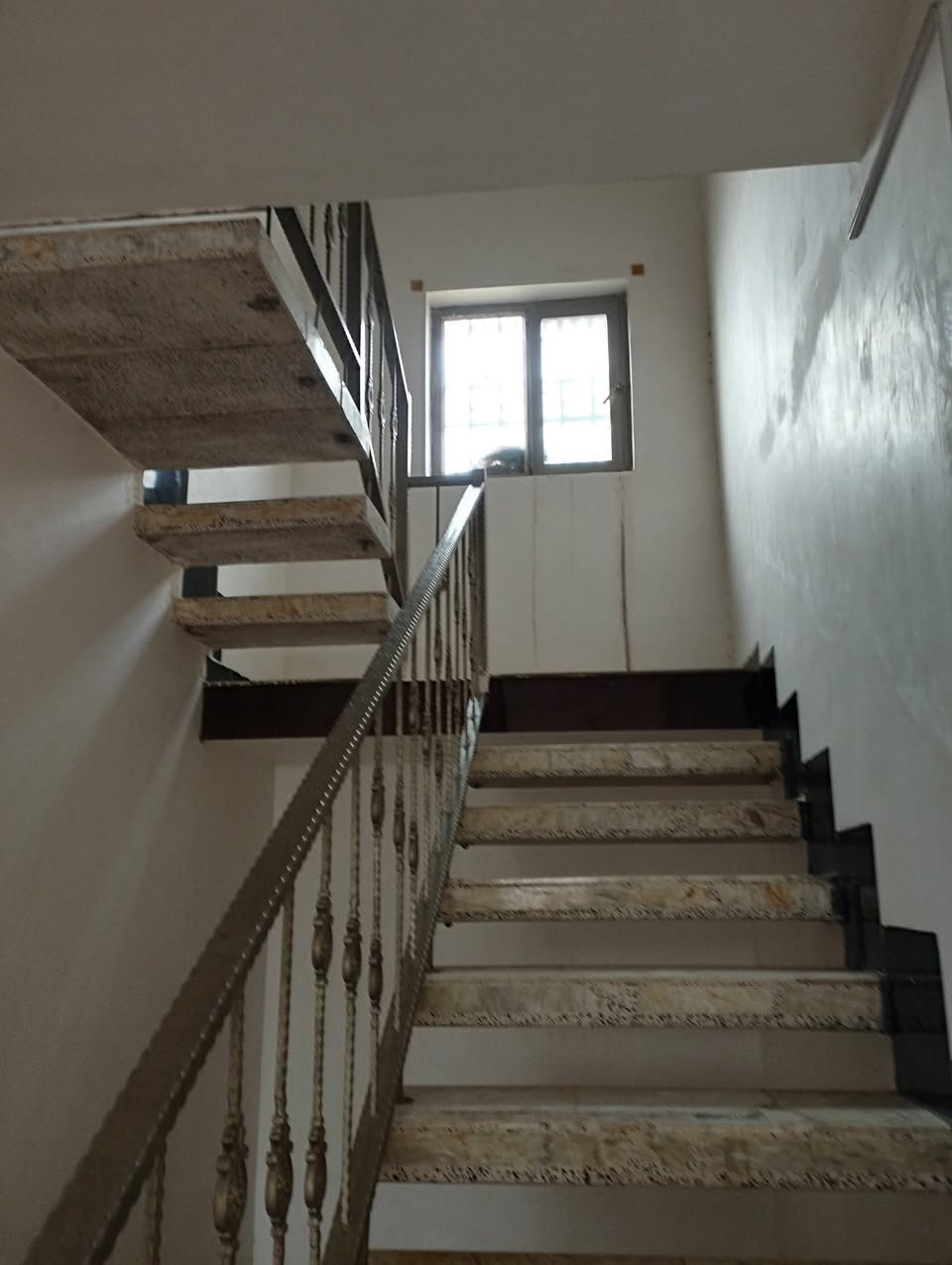 السلام عليكم بعد اذن الادمن دار زراعي للبيع فيه معاملة تطويب في البلدية مستلم وصل من قبل البلدية تفاصيل الدار غرفتين نوم وصاله ومطبخ واستقبال ومجمع صحيات خارجية مع حديقه اماميه وخلفية البناء حديث عام ٢٠٢٣ علما المنطقة كاملة الخدمات ماء كهرباء مولده تبليط مجاري العنوان الأمين الاولى خلف محطة وقود الشموس شارع سيراميك العيساوي الفرع ٧٤للاستفسارعن الدار الاتصال على الرقم التالي (***********)
