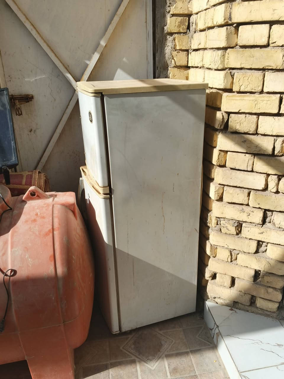 سلام عليكم مواد مستعمله للبيع اليريدهن يتصل ***********
