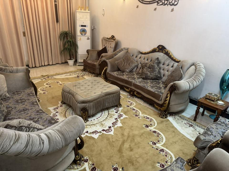 السلام عليكم طخم ملكي زان للبيع 10 نفرات كلش نظيف الاستفساار الاتصال  ***********
