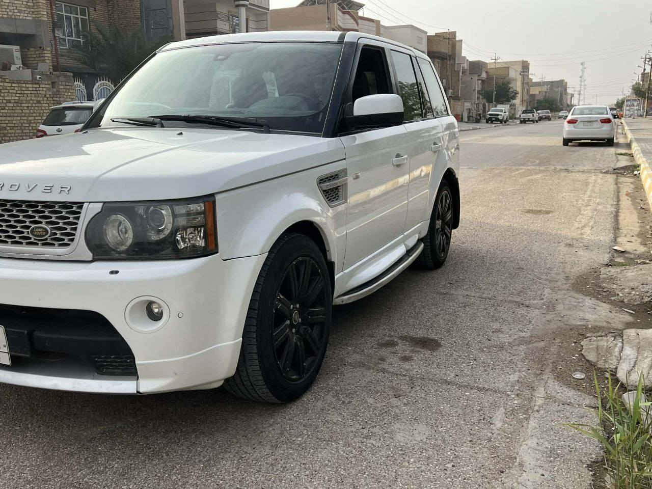 السلام عليكم 
رانج روفر موديل 2013 خليجي شركه سردار 
فول مواصفات 1/1 شنو بالك بيها مواصفات لرانج معروفه 8 سلندر العادي المرغوب بيها صبغ قطعتين فقط والباقي كفاله .  جاهزه للاخير تخم تاير كهربائيات تبريد تدفى كير مكينه حداديه امامي خلفي باتري جديد مينصرف عليها سعرها 133$ وبل خير على الي يأخذها. ***********
