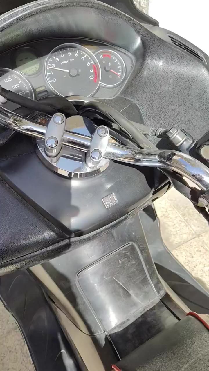 السلام عليكم فوزا 08للبيع الدراجة خير من الله الدراجة عمية بلد مكينة ناعمة وما مفتوحة الكلجات اصلية خير من الله الدراجة حلوة وما عوزهة شي يرادلهة فقط تاير امامي السعر 650الشراي يتصل او يراسلني مكاني الشعب ***********
