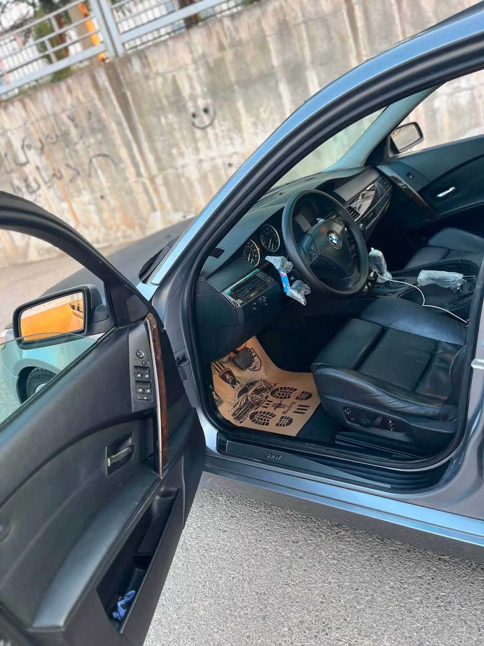 Bmw 530i 2005
بو فرؤشتن سه ياره كه كودي بو كراوه 
نوزل كورت
سلايت
كوشن جلد
كوشن كاره با
كوشن خه زن
حاسه
گيرو مه كينه به شه ره تي ١٠ فيته ر 
بوياخي عيراقي نيه سه ياره كه تازه و 
جوانا ريكو پيكه 
سه عرشي 83 گه لاو معامه له يه كي كه م 
*********** حلبجة, السليمانية
