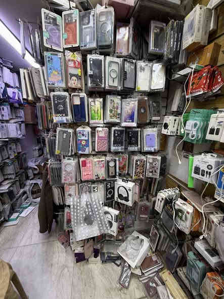 اكسسوارات موبايل للبيع تصفيت محل المحل كامل من كفرات ولاوصق وشاحنات وسماعات ما يقارب بيه اکثر 5000كفر 90% انواع حديثه
ودفتري 
وشفاف 
للاستفسار ***********
