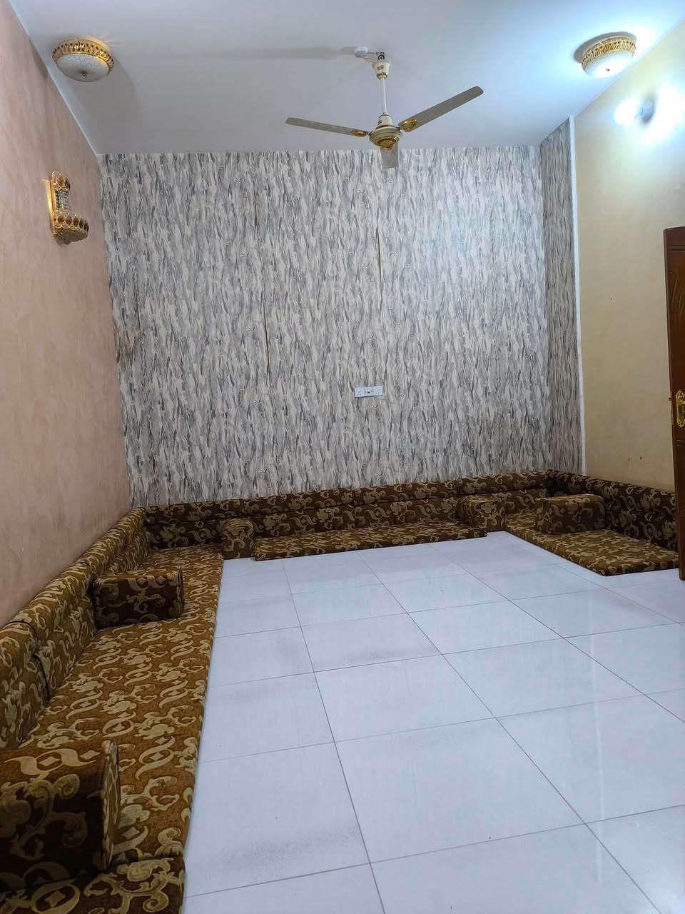 للبيع بيت بحي الشهداء 2/مساحه 200م/قرب مدرسه الفضيله/قريب عل حولي/ غرفتين وصاله ومطبخ وديوانيه صحيات/كونكريت/  الاستفسار *********** بي واتساب

