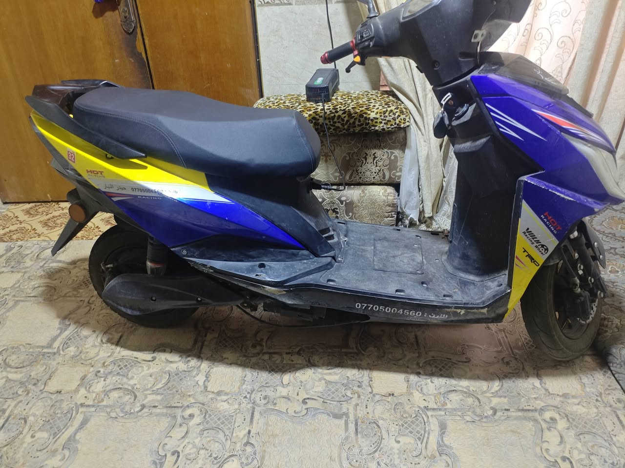 سكنس ليثيوم فوسفات الحديد مصنوع على أيدي خبراء محمد الوكيل وكلها تعرف شغله البطارية 72فول30امبير وعدد دورات شحنها 3000 دورة ومشحونه فقط 63 مره وقابل للزيادة ومعروف قوة الليثيوم بالإضافة مغلفها غلاف بوكس المنيوم يعني انسه عليها تعطل من ماي  الدراجة سرعتها فوك 63 الحقيقي مابيها كل شي فقط الكفرات شكم كفر مكسر موجود بالصور ودكمة العالي وناصي شوي ملوزه بس ما مأثرة وشغاله طبيعي سلبياتها فقط الستان النص مابيها سعرها 850 للعلم الليثيوم وحده سعره 600 وبيها مثبت سرعة والR الرقم ***********
