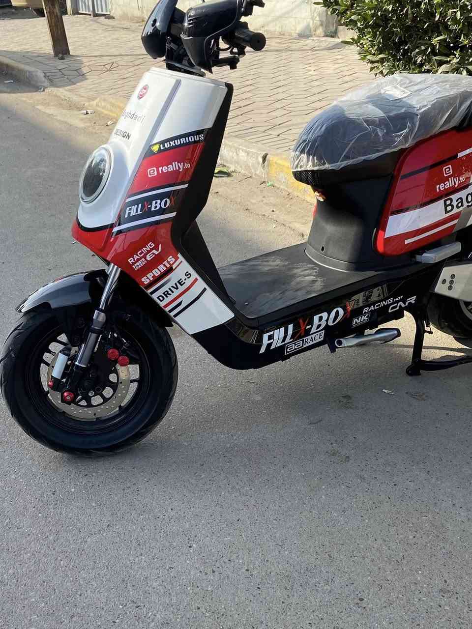 السلام عليكم دراجه شحن نوع الكاسحه نضيفه اخت الجديده مواصفاتها  6 بطاريات دبل مسطره دبل مفتاح اوبصمه بيه نضام جك صعدو ونزول ماشيه 1300 رقم الهاتف ***********العنوان بغداد المنصور
